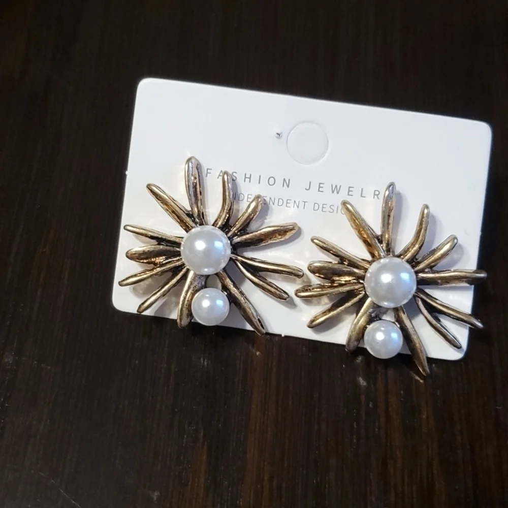 Unique Daisy gypsy  Stud pearl Earrings jewelry